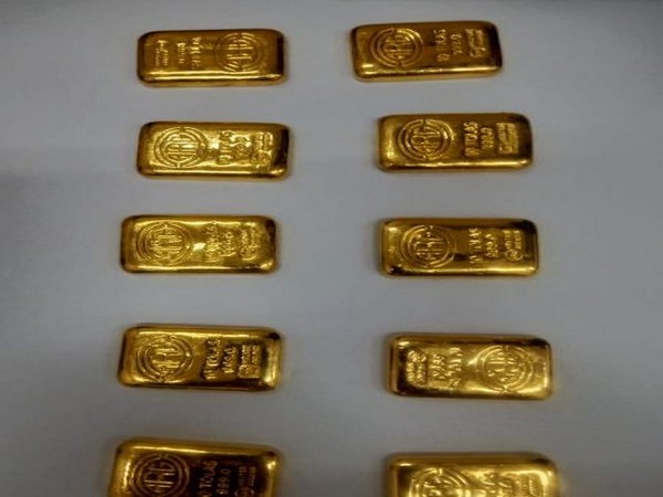 Officers of Air Intelligence Unit of Customs 