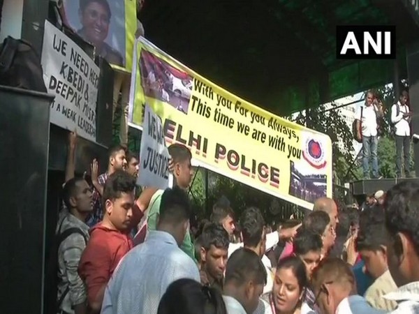 Delhi police personnel held placard with a picture of former Delhi Special CP, Kiran Bedi outside Delhi Police Head Quarters (PHQ) (Photo/ANI)
