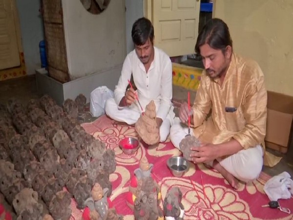 Idols makers adopt eco-friendly alternative for making Lord Ganesh idols for the upcoming Vinayaka Chavithi (Photo/ANI)