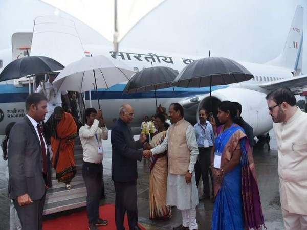 Jharkhand Chief Minister Raghubar Das welcomed President Ram nath Kovind in Ranchi on Saturday. Photo/ANI