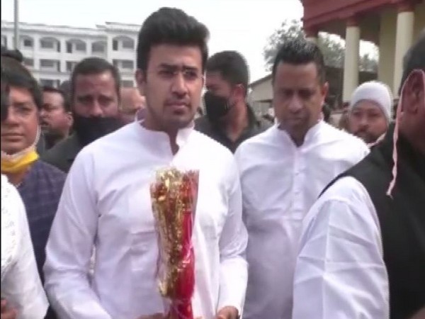 BJP MP Tejaswi Surya visits Dakshineswar Kali Temple (Photo/ANI)