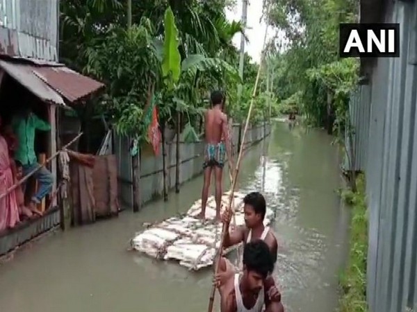 Villagers forced to travel via makeshift boats in flood-affected Coochbehar district (Photo/ANI)