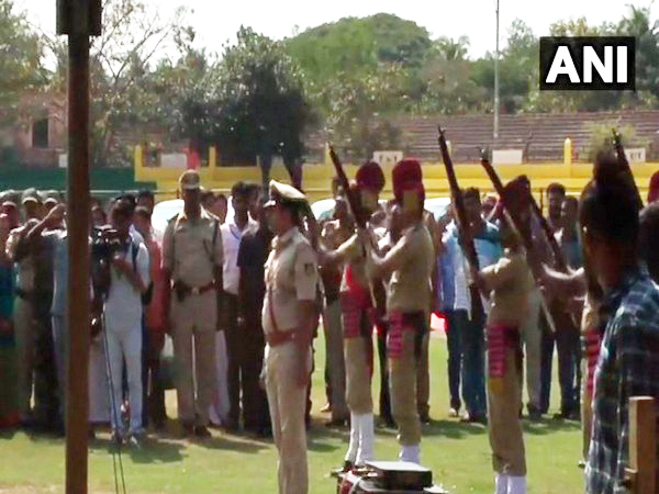 State honours given to Pejavara Mutt Seer Vishwesha Teertha Swami in Uddupi on Sunday (Photo/ANI)
