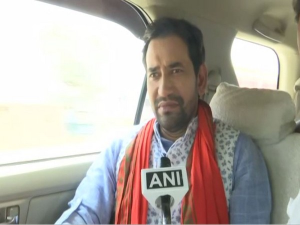 Bhojpuri actor Dinesh Lal Yadav speaking to ANI in Azamgarh, Uttar Pradesh on Wednesday. Photo/ANI