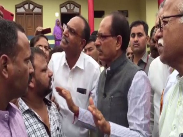Shivraj Singh Chouhan visits flood-affected Mandsaur in Madhya Pradesh and interacted with locals over there. [Photo/ANI]
