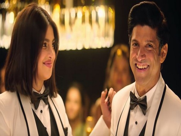 Priyanka Chopra and Farhan Akhtar in 'Pink Gulaabi Sky'
