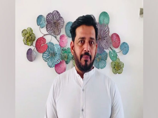 Ravi Kishan mourning the late legengary actor. Photo/ANI 