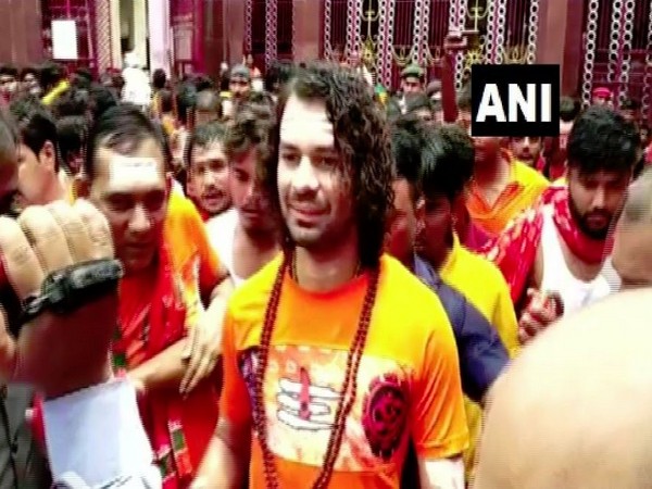Tej Pratap Yadav offering prayers at Baba Baidyanath Temple in Deoghar on Monday. Photo/ANI