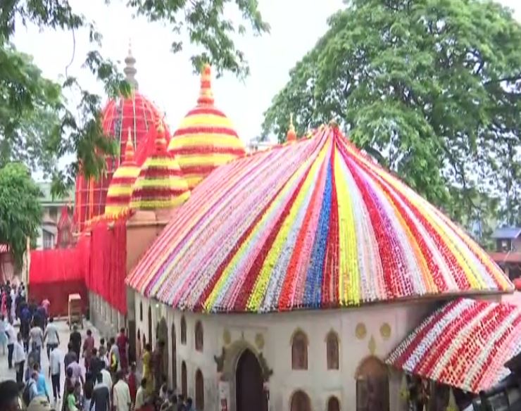 Chanting ‘Jai Mata Ki’ (Hail Mother Goddess), devotees offered prayers at the decorated temple premises. Photo/ANI