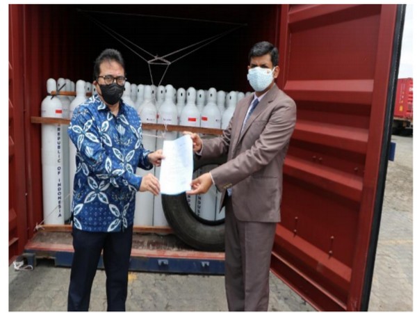 Consul General Agus P Saptono with Regional Passport Officer, Manoj Kumar.