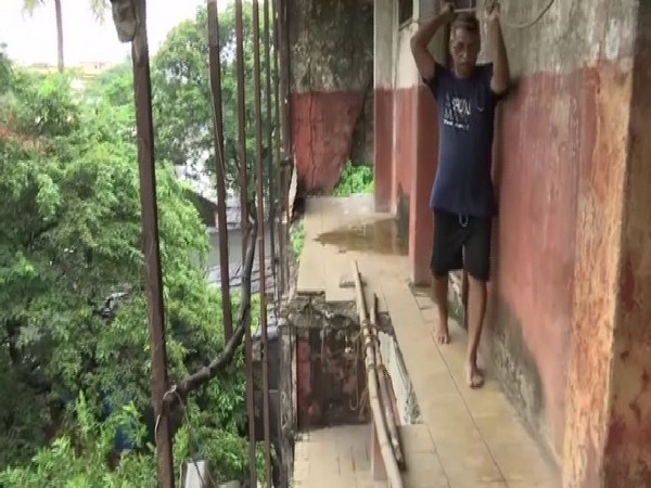 Residents of Tata Nagar building risk their lives each day in order to cross the gallery area of the building with the help of a self-tied rope (Photo/ANI)
