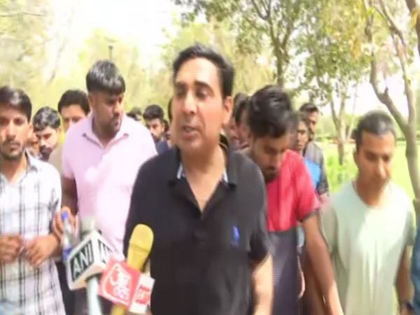 Independent MLA Baljeet Yadav ran in Central Park (Photo/ANI)