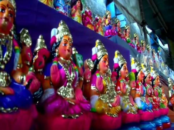 'Kolu' dolls make their way to the markets as the nine-day-long festivities (Navratri) are set to begin. Photo/ANI