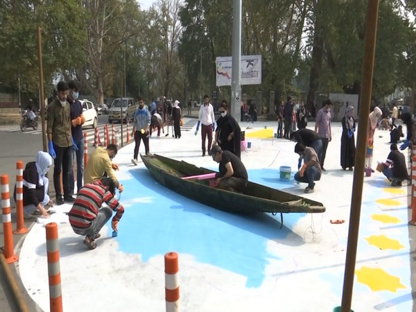 Students making graffiti on Srinagar roads (Photo/ANI)