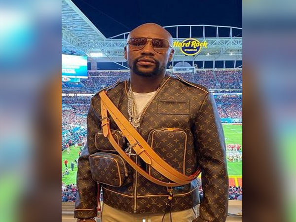 The fan recounted that he spotted Mayweather at the valet stand outside Fontainebleau Hilton (Picture Courtesy: Instagram)