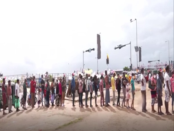 People queued up at Galle face in Colombo to get food provided by a Colombo based trust