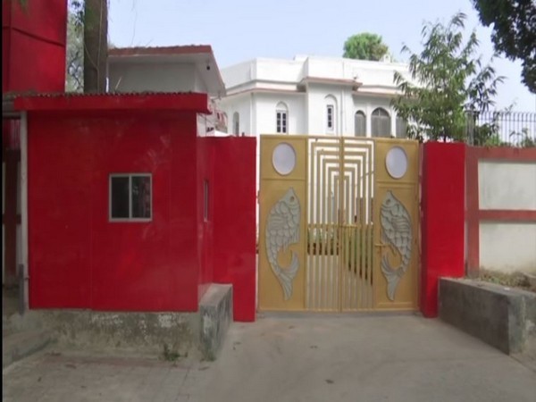 Visuals outside VIP chief Mukesh Sahani's residence in Patna (ANI)