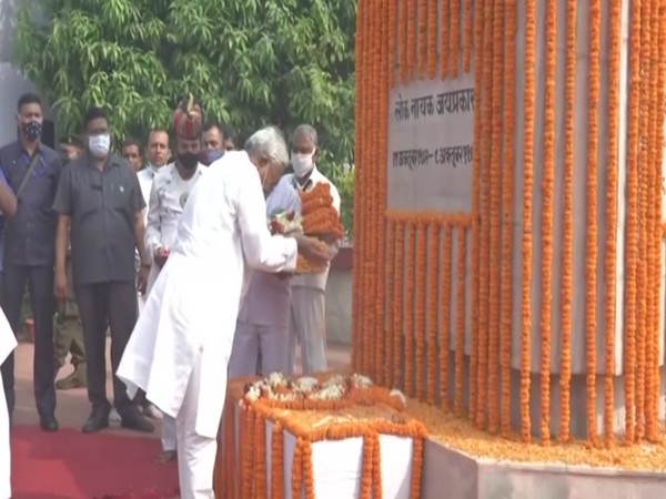 Bihar Chief Minister Nitish Kumar paying floral tribute to Jayaprakash Narayan on his birth anniversary (Photo/ANI)