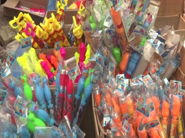 Water guns in the markets of Gorakhpur, Uttar Pradesh (Photo/ANI)
