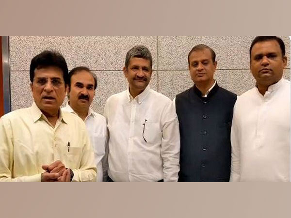 Mumbai BJP delegation led by Kirit Somaiya (extreme left)