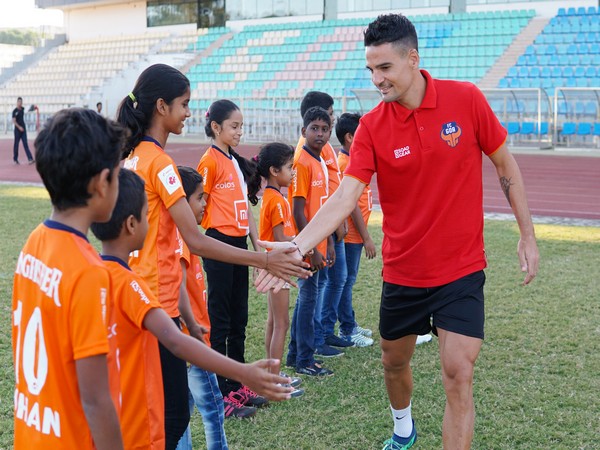 Head coach Carlos Pena meets FC Goa fans (Image: FC Goa media)