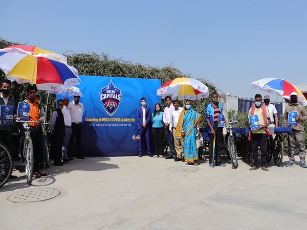 Families recieve pushcarts from Delhi Capitals. (Photo/ Delhi Capitals)