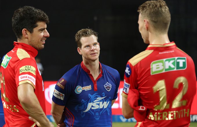 Steve Smith with Moises Henriques and Riley Meredith (Photo/ cricket.com.au Twitter)