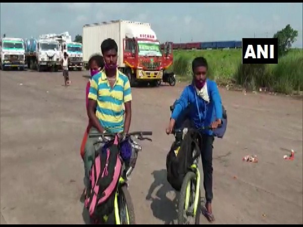 The migrants stopped at Cuttack by social workers. Photo/ANI