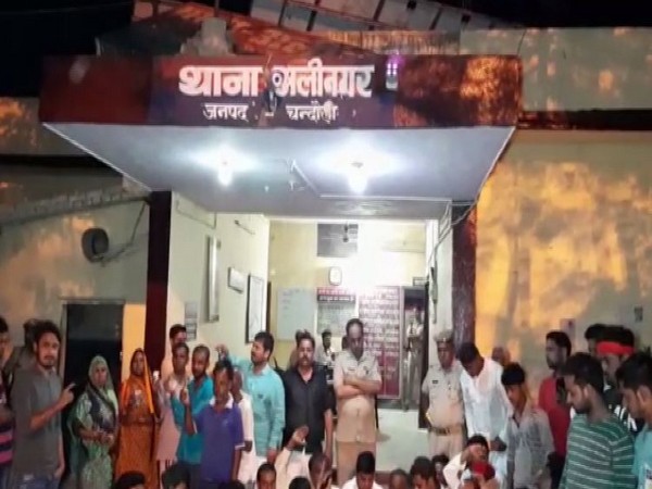 SP-BSP workers and villagers protesting outside Alinagar police station in Chandauli on Sunday. Photo/ANI