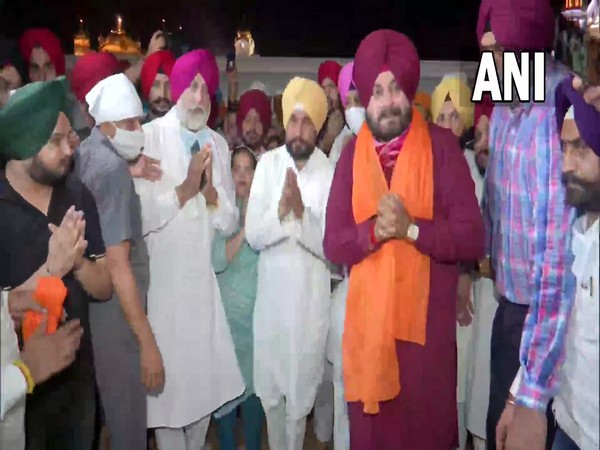 Punjab CM Charanjit Channi, deputy CMs and PPCC Navjot Sidhu offer prayers at Golden Temple. (Photo/ ANI)