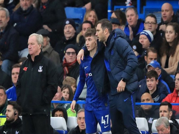 Chelsea's Billy Gilmour with manager Frank Lampard (Photo/ Chelsea Twitter) 