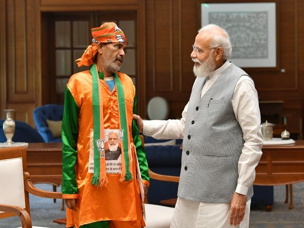 PM Modi meeting Chhotelal Ahirwar. (Image courtesy: Twitter/ @prahladspatel)