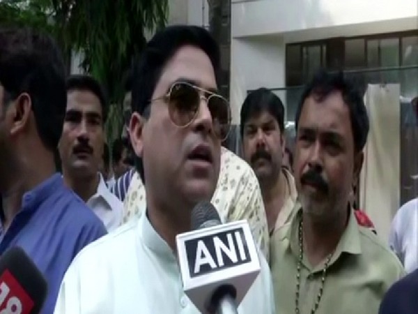 Congress workers gathered outside residence of Congress leader P Chidambaram. Photo/ANI