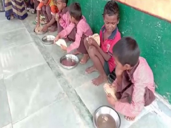 Children forced to have chappatis with salt at primary school in Mirzapur on Thursday. Photo/ANI