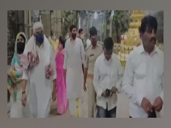 Gajendra Singh Shekawat visits Srikalahasti temple on Saturday. Photo/ANI
