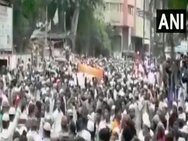 At least four policemen were injured after clashes broke during a rally against mob-lynching in Gujarat's Surat on Friday. Photo/ANI