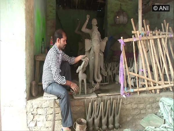 Clay artist making an idol in Begusarai (Photo/ANI)