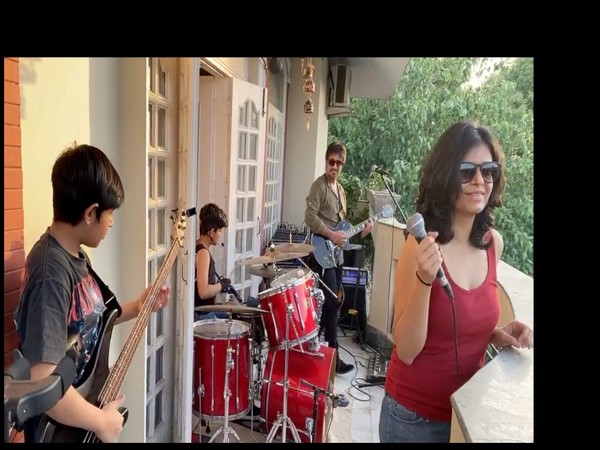 Husband-wife perform concert from balcony during lockdown in New Delhi. Photo/ANI