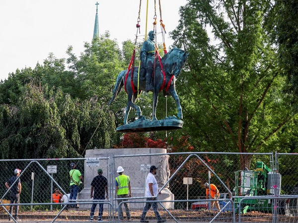 Workers removing the statue of Confederate General Robert E Lee (Photo Credit - Reuters)
