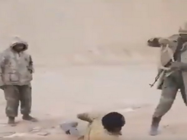 Soldiers of the FARDC (DR Congo's armed forces) beating up Congolese artisanal miners (Twitter)