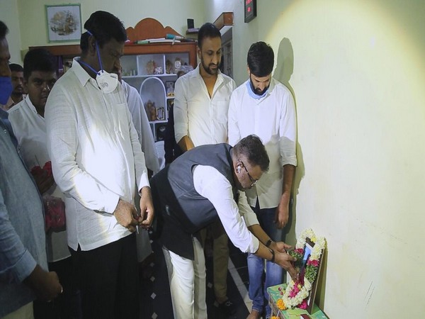 All India Congress Committee (AICC) national Spokesperson Dr Shravan paying homage to deceased in Telangana on Sunday. Photo/ANI