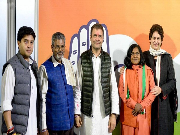 Savitribai Phule (Saffron clothes) with Congress President Rahul Gandhi with General Secretary for UP (East) Priyanka Gandhi Vadra and General Secretary for UP (West) Jyotiraditya Scindia in Delhi.