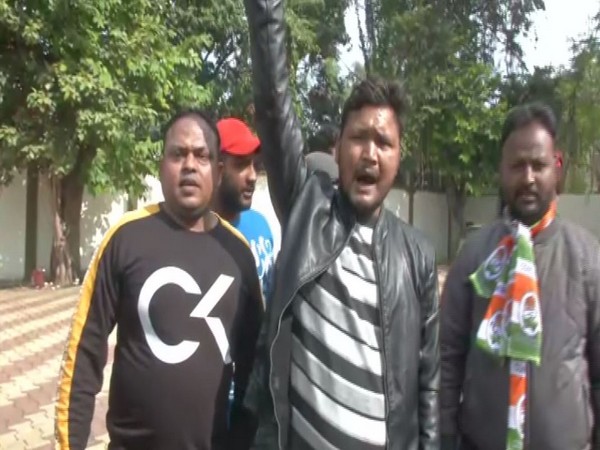 Congress-JMM supporters celebrate the early lead secured by the alliance in Ranchi on Monday. Photo/ANI