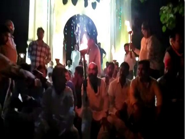 Congress workers holding a prayer meet in Lucknow (Photo/ANI)