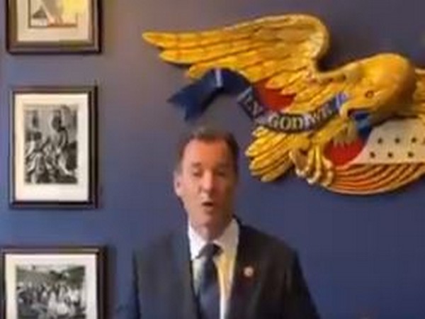 Congressman Tom Suozzi paying tribute to Mahatma Gandhi on his 151st birth anniversary. [Photo: Twitter/@IndianEmbassyUS]