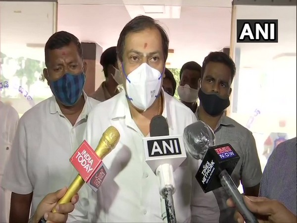 Congress MLA Akhanda Srinivasamurthy speaking to reporters in Bengaluru on Tuesday. [Photo/ANI]