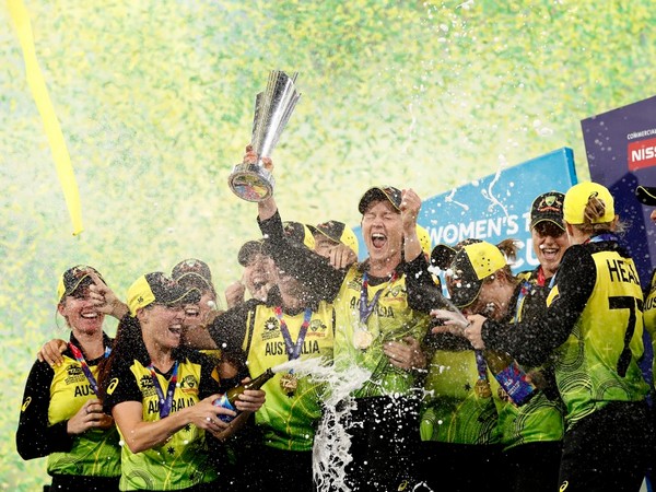Australian team celebrating after lifting the ICC T20 World Cup trophy. (Photo/Cricket Australia Twitter)