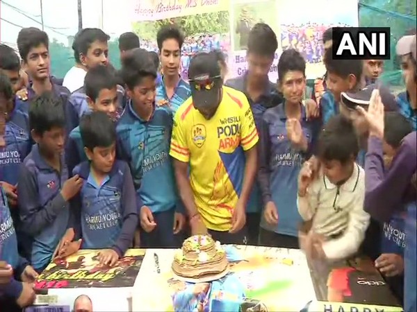Fans in Ranchi celebrate Dhoni's birthday