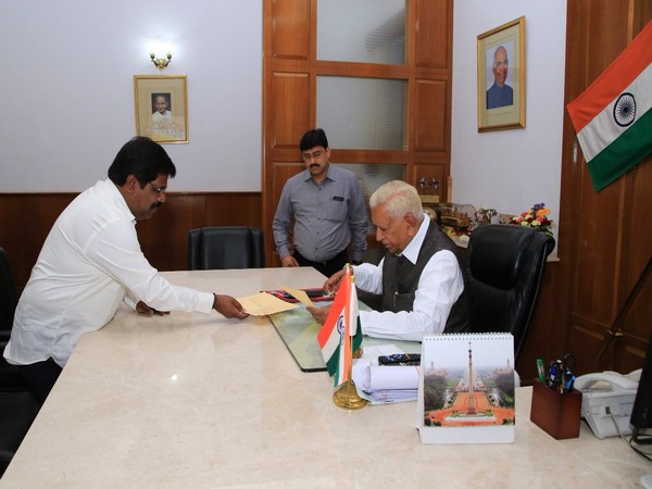 Karnataka: Independent MLA H.Nagesh resigns as minister, submits resignation to Governor Vajubhai Vala
