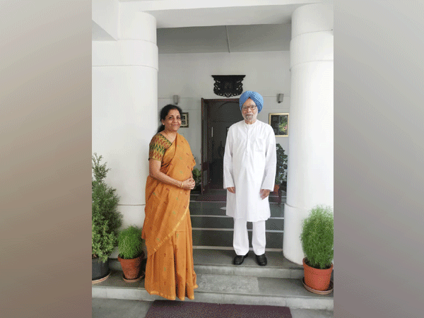 Finance Minister Nirmala Sitharaman (L) with Dr Manmohan Singh (R) at his residence in New Delhi. [Photo/ANI]